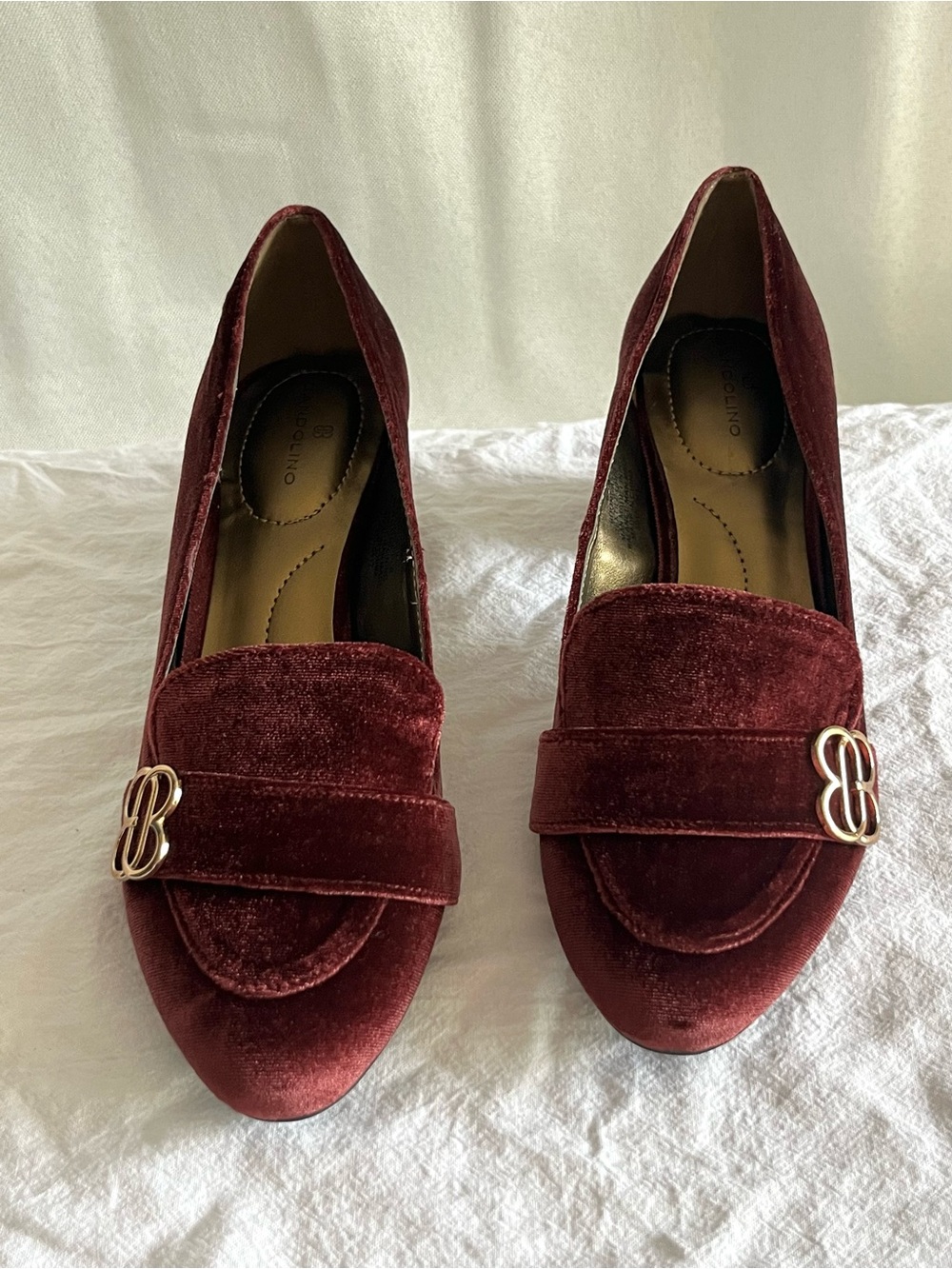NWOT Bandolino Burgundy Velvet Loafer Pumps Gold Logo Block Heel 6.5